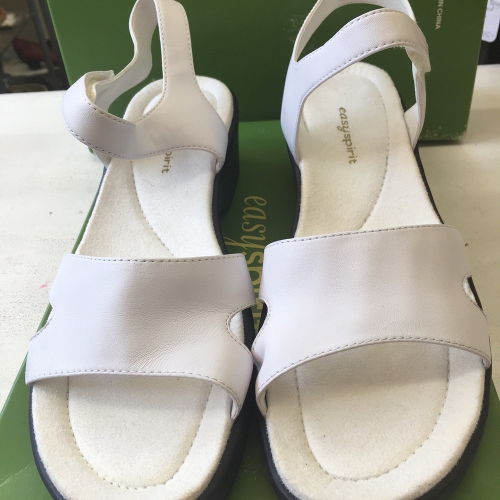 Easy spirit Lovelleres white sandal NWT